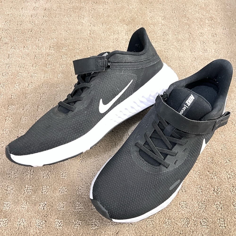 NIKE Revolution FlyEase - 10